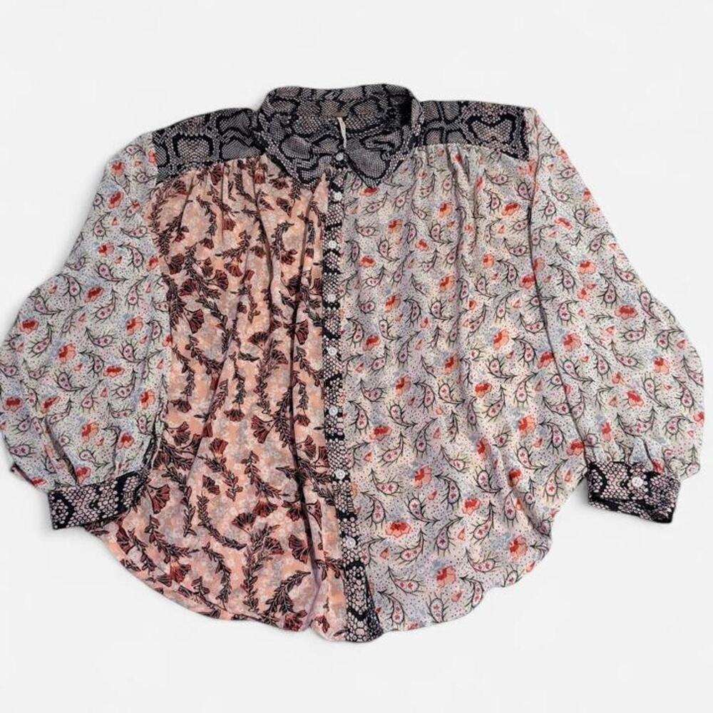 Effortlessly boho Free People blouse done in a signature mixed-print style Sz SP